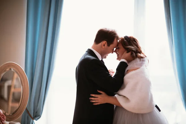 Jovem noiva e noivo casal em uma foto brilhante estúdio — Fotografia de Stock