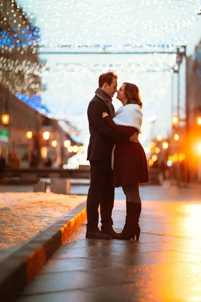 Jeune couple sur le fond de la rue dans les lanternes — Photo