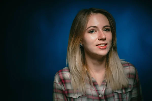 Retrato sonriente chica sobre fondo azul en estudio — Foto de Stock