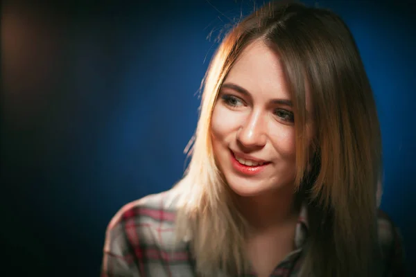 Kék háttér stúdióban portré mosolygó lány — Stock Fotó