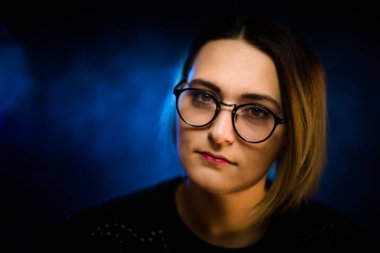 mavi arka plan portre duygusal genç kız