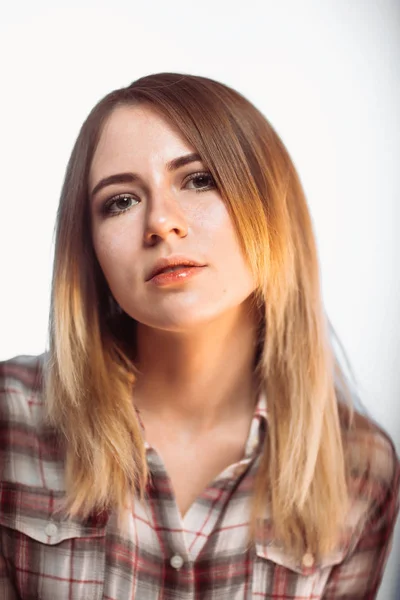 Retrato sonriente chica sobre fondo blanco en estudio — Foto de Stock