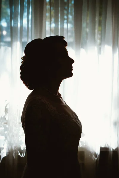 Porträt einer schönen jungen Braut am Fenster — Stockfoto