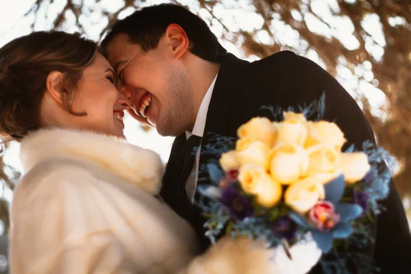 Amantes noiva e noivo em seu casamento de inverno — Fotografia de Stock