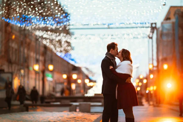 Jeune couple sur le fond de la rue dans les lanternes — Photo