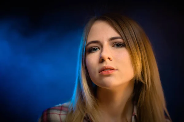 Retrato sonriente chica sobre fondo azul en estudio — Foto de Stock