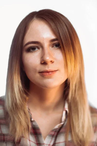 Portrait fille souriante sur fond blanc en studio — Photo