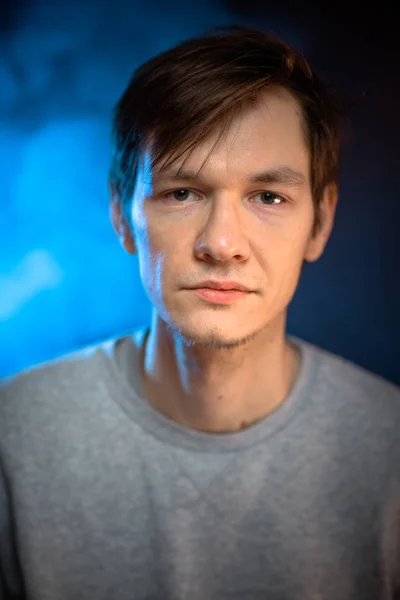 Retrato emocional joven sobre fondo azul — Foto de Stock