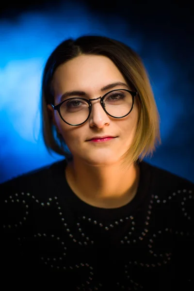 Porträtt känslomässiga ung flicka på blå bakgrund — Stockfoto