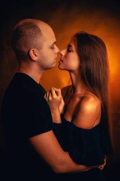 Chica y niño en el fondo de un color de la puesta del sol —  Fotos de Stock