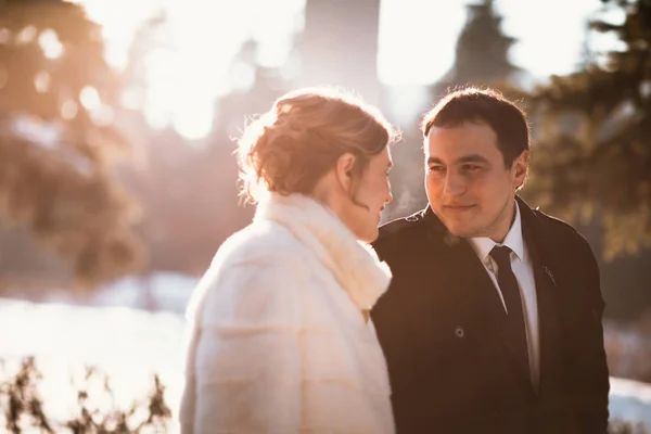 Narzeczeni na ich ślub zimą Miłośnicy — Zdjęcie stockowe