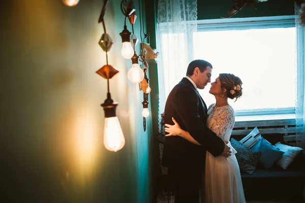 Couple marié et mariée en studio lumière — Photo