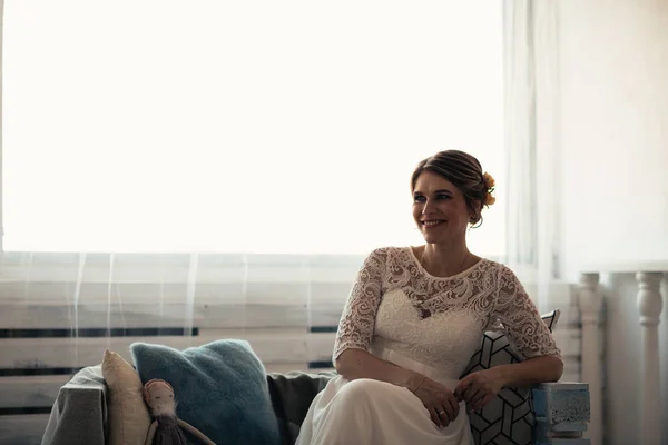 Porträt einer Braut in der Nähe eines Fensterstudios — Stockfoto