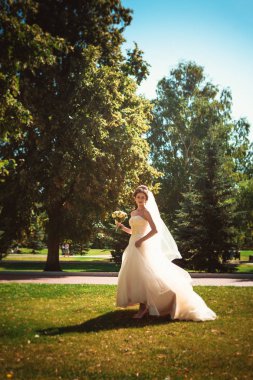 Parkta yürüyen güzel esmer gelin.