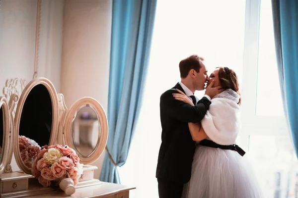 Fiatal menyasszony és a vőlegény pár világos stúdió fotó — Stock Fotó
