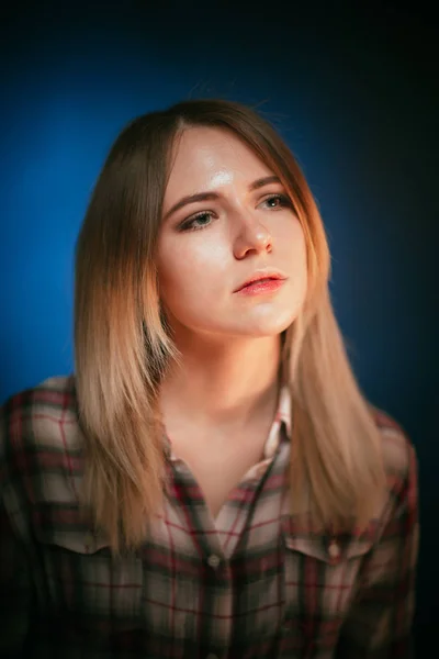 Retrato sorridente menina no fundo azul no estúdio — Fotografia de Stock