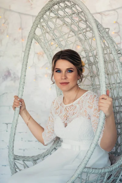 Retrato de una novia en estudio blanco — Foto de Stock