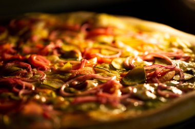 Elektrikli fırında yakın plan pizza..