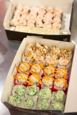 Masadaki kutulara doldurulmuş taze rulo setleri..