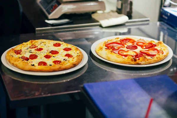 Due Pizze Piastra Bianca Tavolo Metallo — Foto Stock