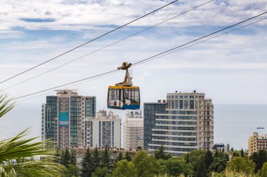 Tatil beldesi dağda tepesine teleferik.