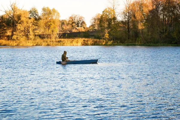 Paisagem de outono: o lago e o pescador no barco . — Fotografia de Stock