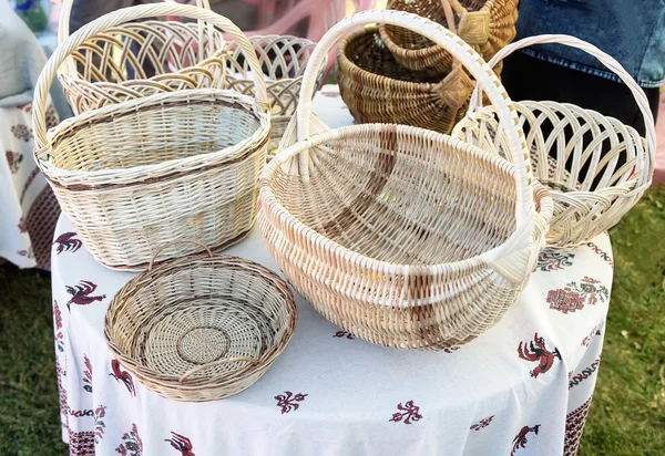 Cestas de vime para venda na feira . — Fotografia de Stock