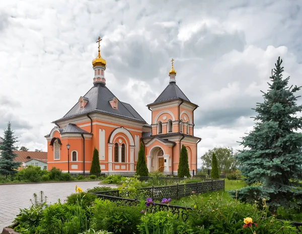 Una Iglesia Ortodoxa en una pintoresca colina . — Foto de Stock