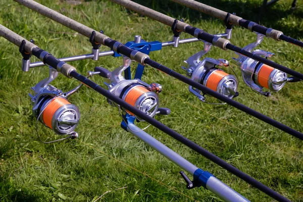 Alimentador - Inglês equipamento de pesca para a captura de peixes. — Fotografia de Stock