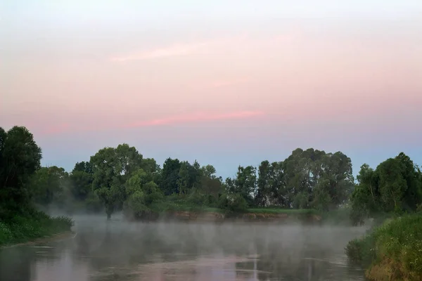 Mattina nebbiosa e un piccolo fiume . — Foto Stock