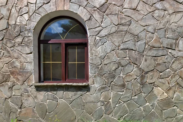 Detail van de gevel van het gebouw met een venster. — Stockfoto