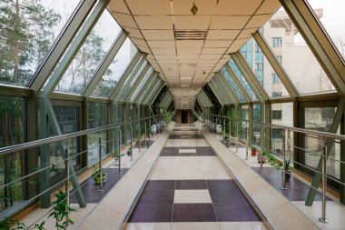 Mimarlık: iki otel binalar bağlanma geçişi.
