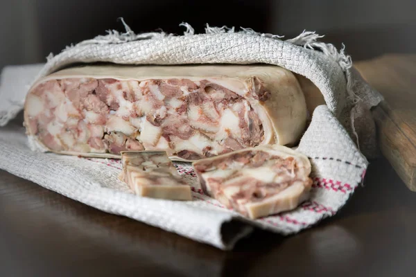 Meze et peçeteye sarılmış.