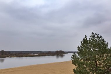 Nehirde bulutlu sabah.