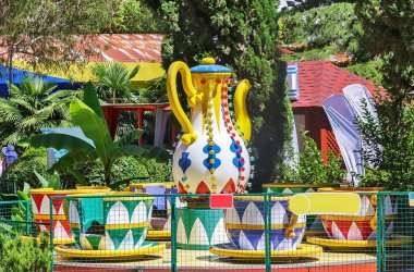 Lunaparktaki çocuk atlıkarıncasında..