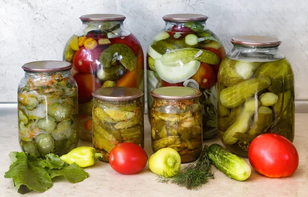 Разнообразие консервированных овощей в стеклянных банках. — стоковое фото