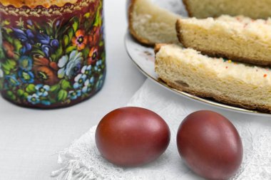 Paskalya yumurtaları peçete ve kek .