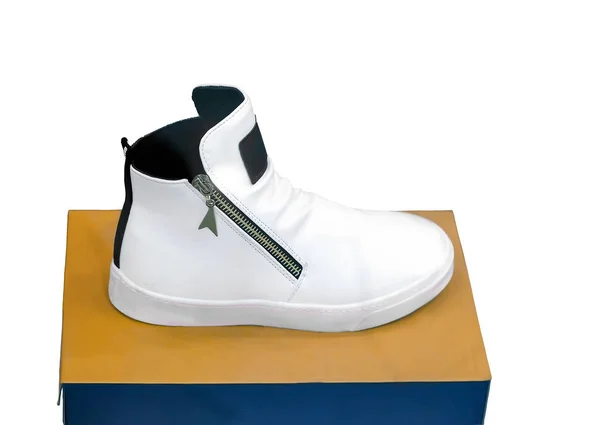 Buty sportowe w oknie sklep na białym tle — Zdjęcie stockowe