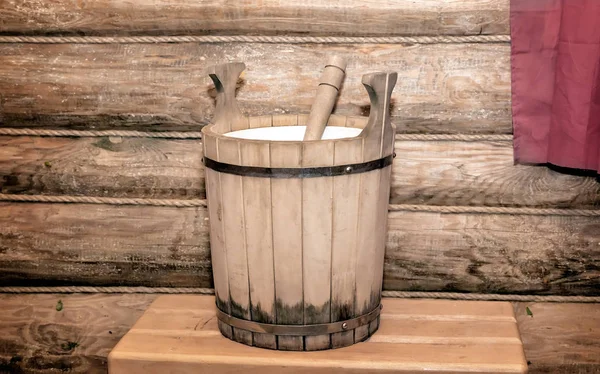 Barril para el agua en una sauna de madera . — Foto de Stock