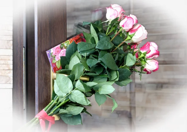 Un mazzo di rose e una lettera di congratulazioni . — Foto Stock