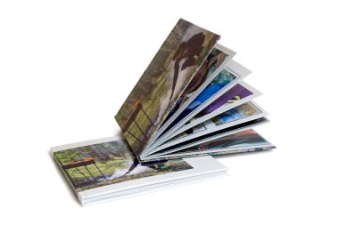 İki beyaz arka plan üzerinde fotoğraf albümü.