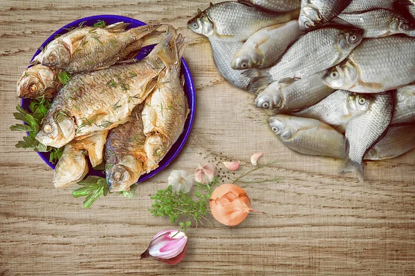 Zátiší: smažené a svěží Říční ryby. — Stock fotografie
