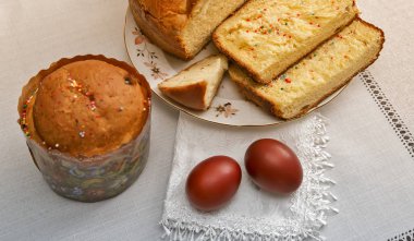 Paskalya natürmort: peçete ve pasta boyalı yumurta .