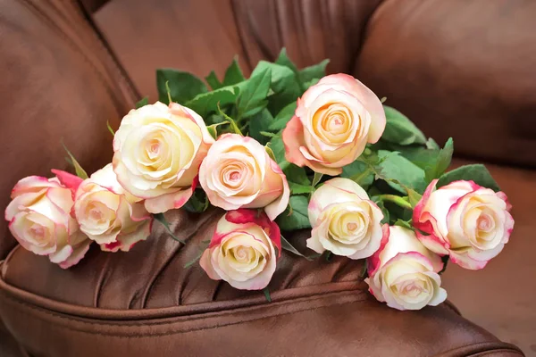 Букет з троянд лежить на поверхні стільця . — стокове фото