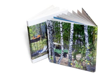 İki beyaz arka plan üzerinde fotoğraf albümü.