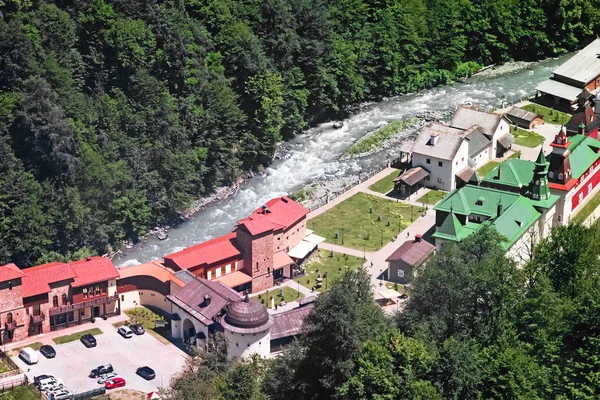 Complesso alberghiero in montagna vicino al fiume . — Foto Stock