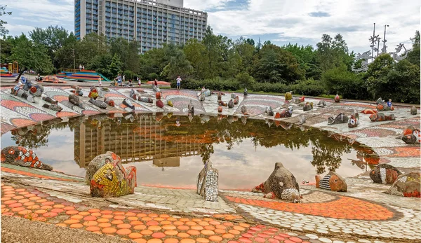 Uma pequena lagoa, cujos bancos são decorados com imagens escultóricas — Fotografia de Stock
