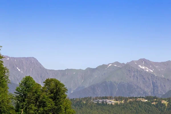 Die bergige Landschaft der bewaldeten Hänge. — Stockfoto