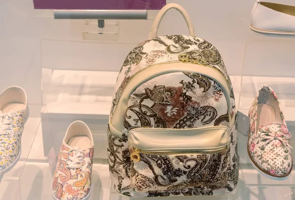 Женская сумка и обувь в витрине магазина . — стоковое фото