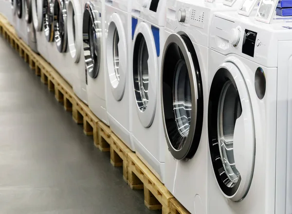 Washing machines are sold in the store. — Stock Photo, Image